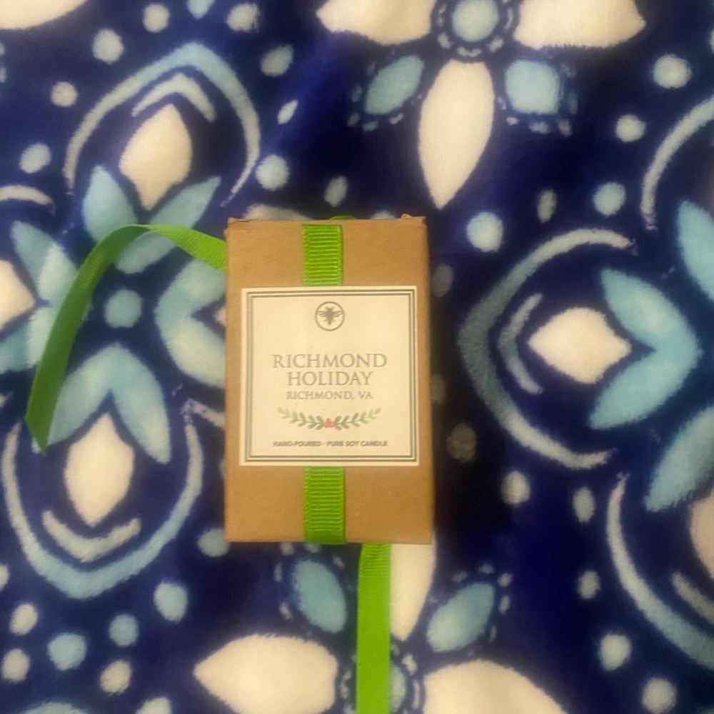 Richmond Candle Company Soy scented candle new in box. Cranberry Mandarin Clove